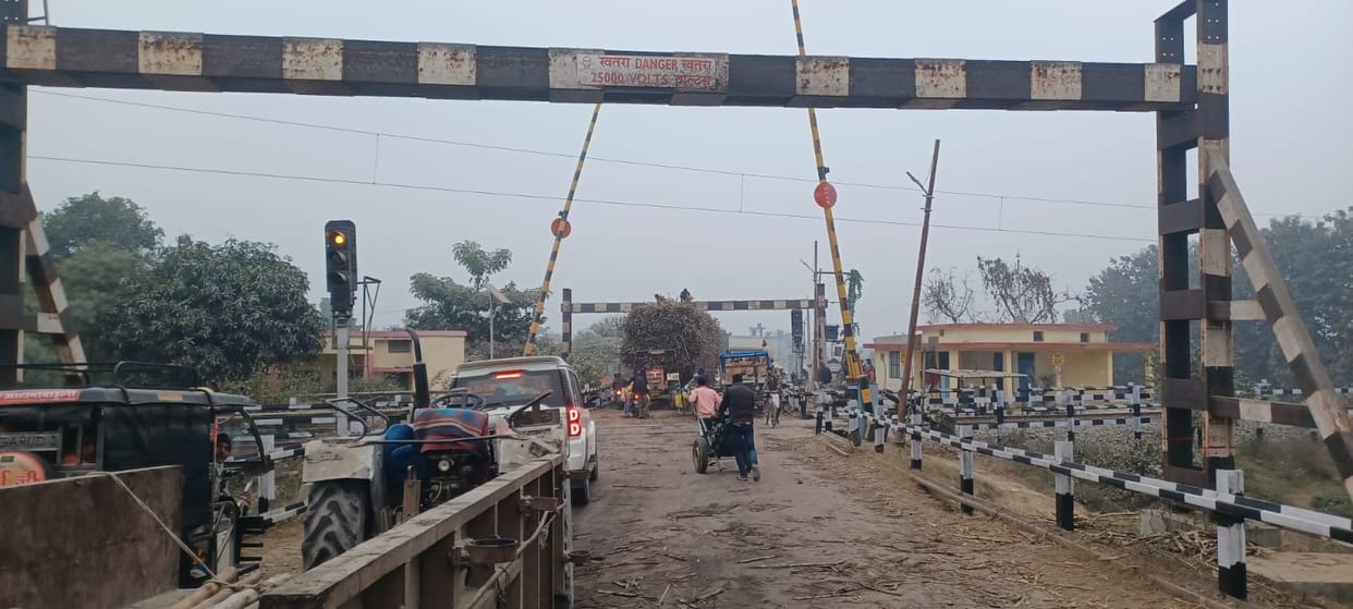 Tractor-trolley stuck at Mishrauli railway crossing, traffic coming to a standstill