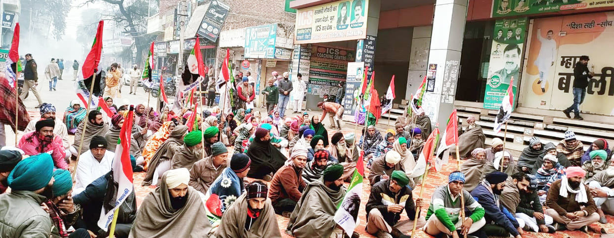 Farmers surrounded Panchayat Minister's office for four hours, submitted memorandum