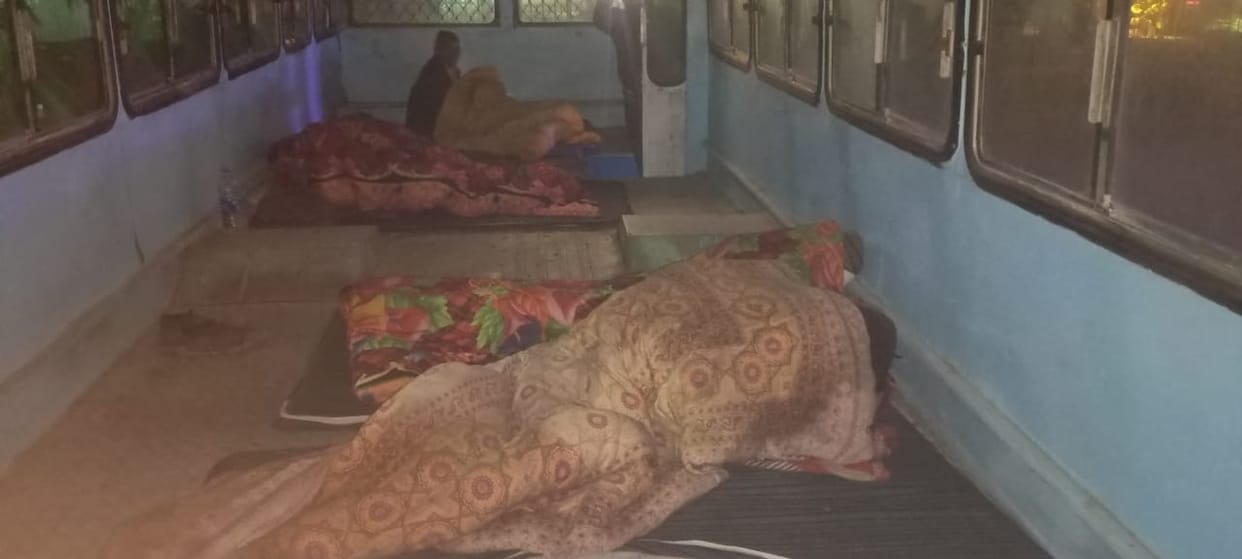 Sirsa's permanent night shelter closed, people are spending the night in a temporary shelter built in a passenger bus near the station.