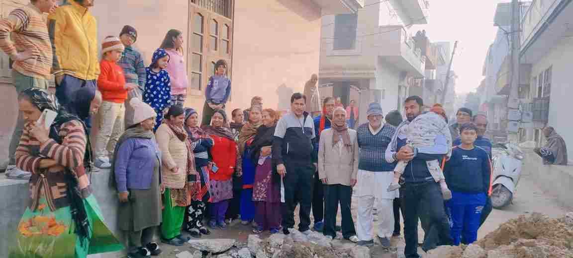 Child fell into pit dug for sewer line in Sant Nagar, people expressed anger