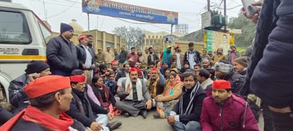 Demonstration of SPs at the gate of police office