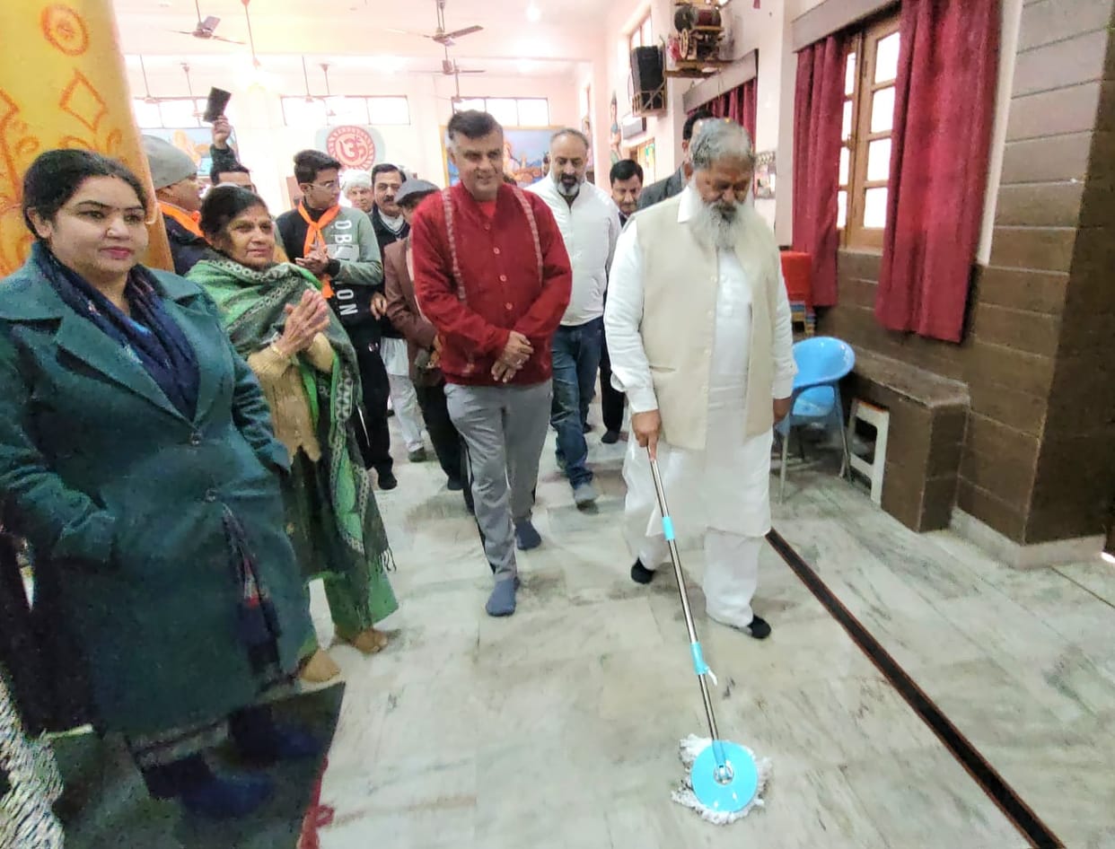 Home Minister cleaned the temple