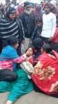 देवतहा पंचायत भवन पर शव देखकर अचेत हुई महिला।