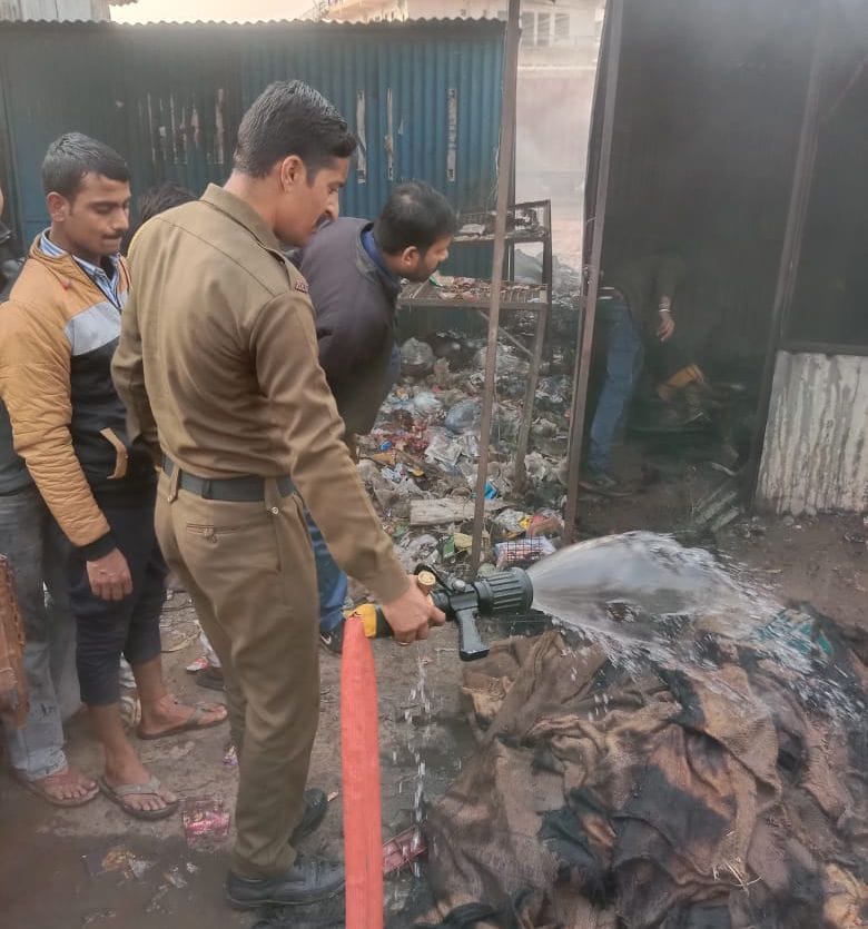 Burned by fire at Vardhaman Chowk

kiosk, loss of Rs 50 thousand