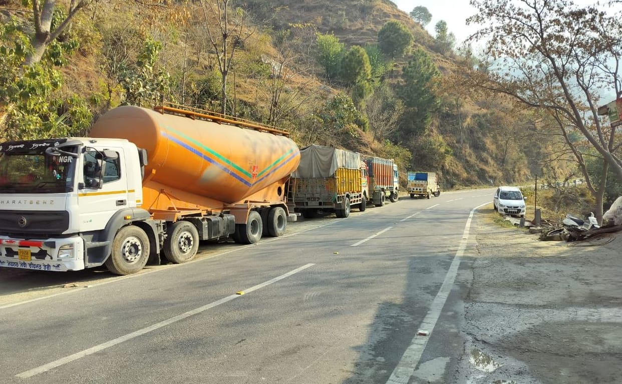 Drivers quit steering strike, trucks will not run across the district even today