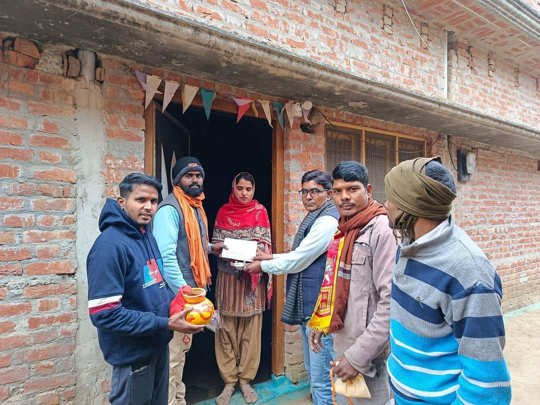 Akshat distributed amid the chants of Shri Ram