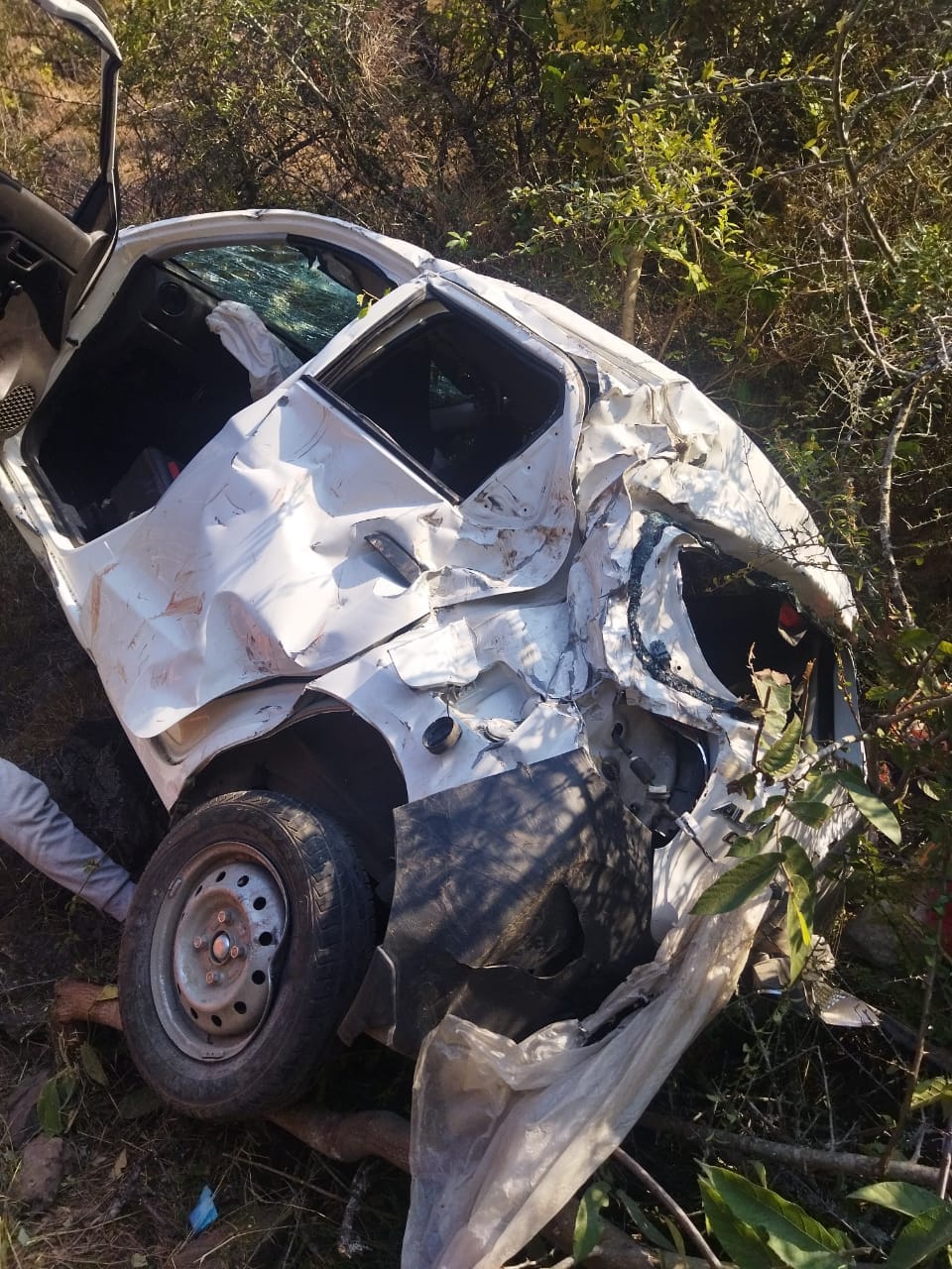 Car going to Bhathedi fell into ditch, four injured
