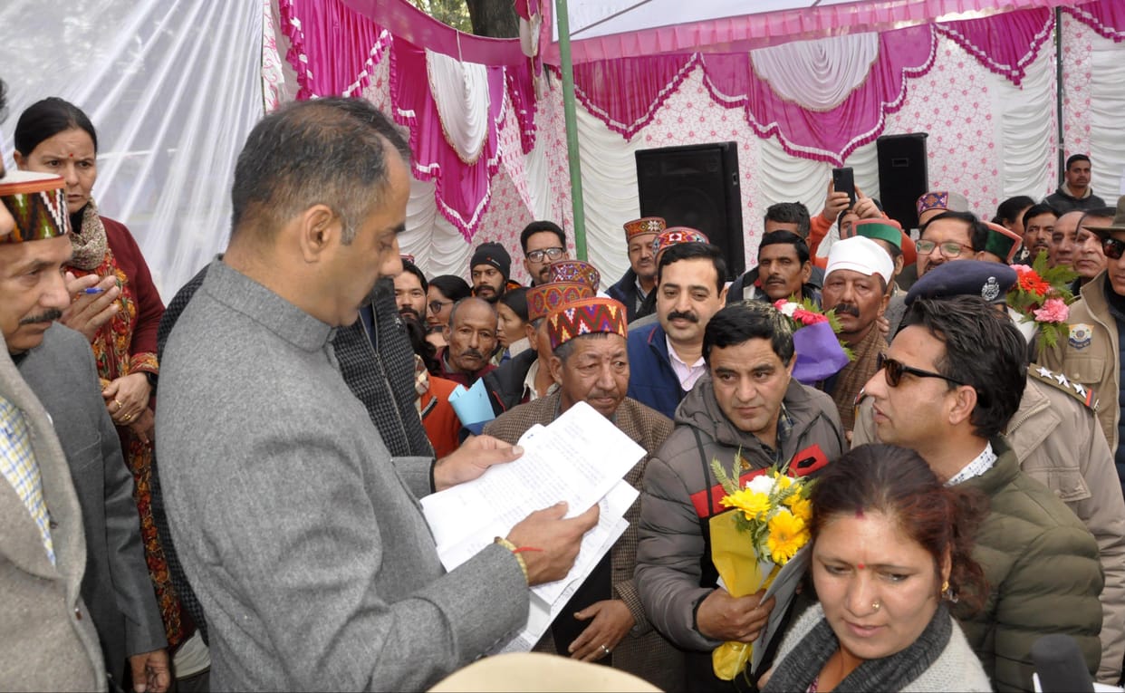 The issues of electricity, water and roads echoed at the doors of the government.