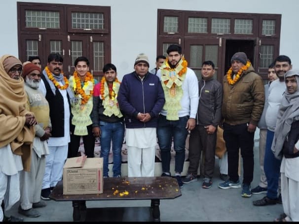 Players who returned after winning medals were welcomed in Imligarh village