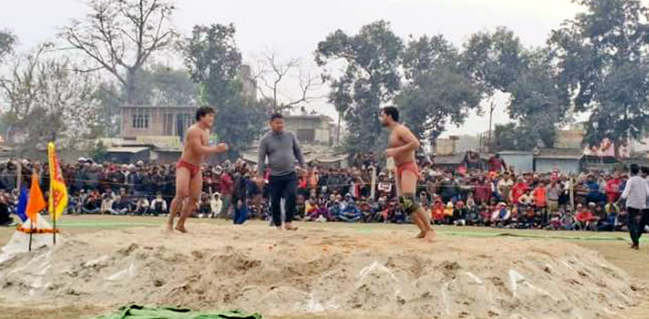 Wrestlers showed wrestling moves in Dangal