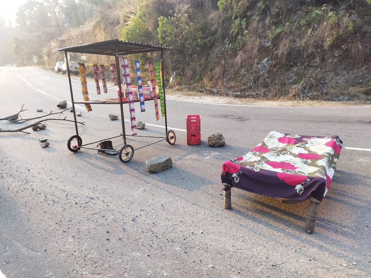 Once again closed the highway one-way by placing beds, street vendors and stones