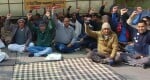  लघु सचिवालय के बाहर धरने पर बैठे पटवारी एवं कानूनगो एसोसिएशन के सदस्य। संवाद