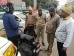 सोनीपत के गन्नौर में रेलवे रोड पर बुलेट बाइक की चेकिंग करते पुलिस कर्मी। संवाद