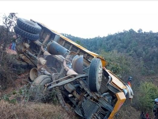 Vehicle crashes in Baitri, cleaner killed, driver injured