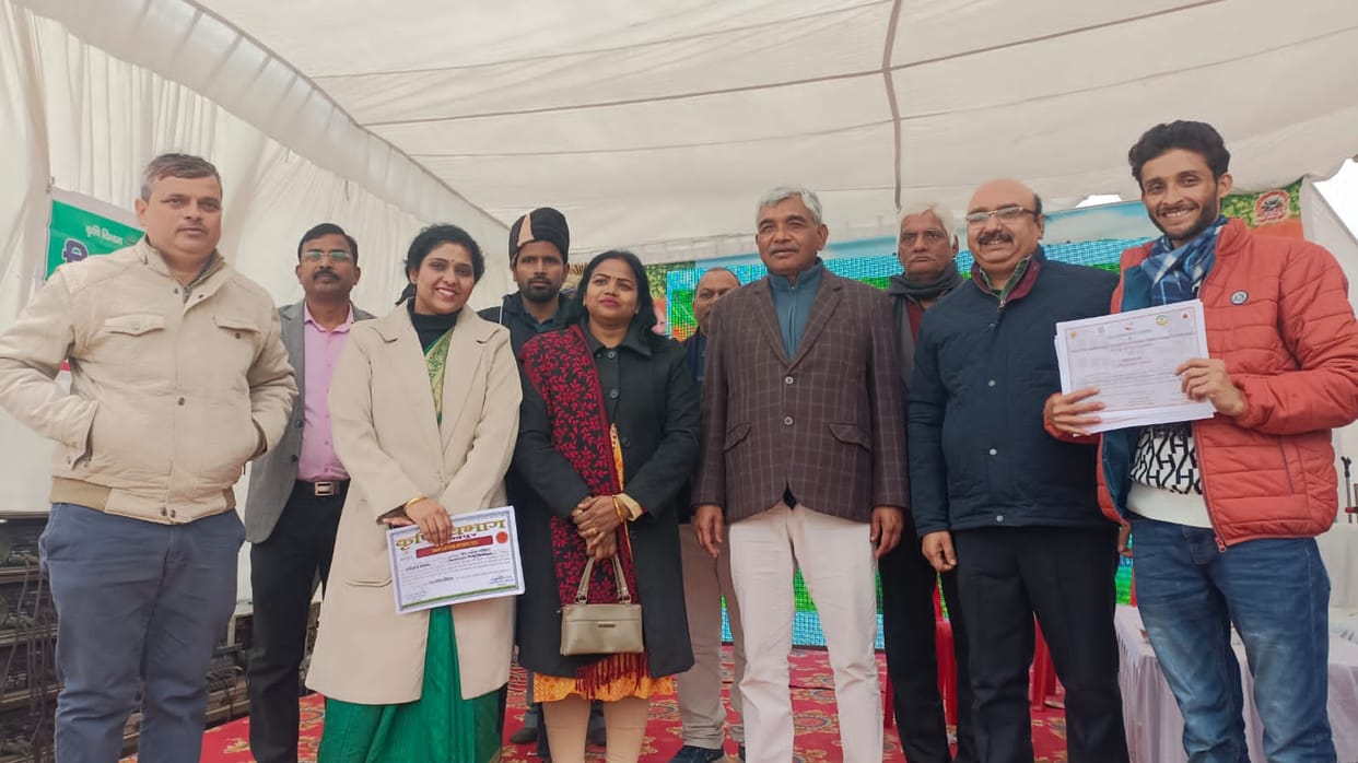 Gorakhpur Mahotsav: Director of Agriculture Department of DDU honored