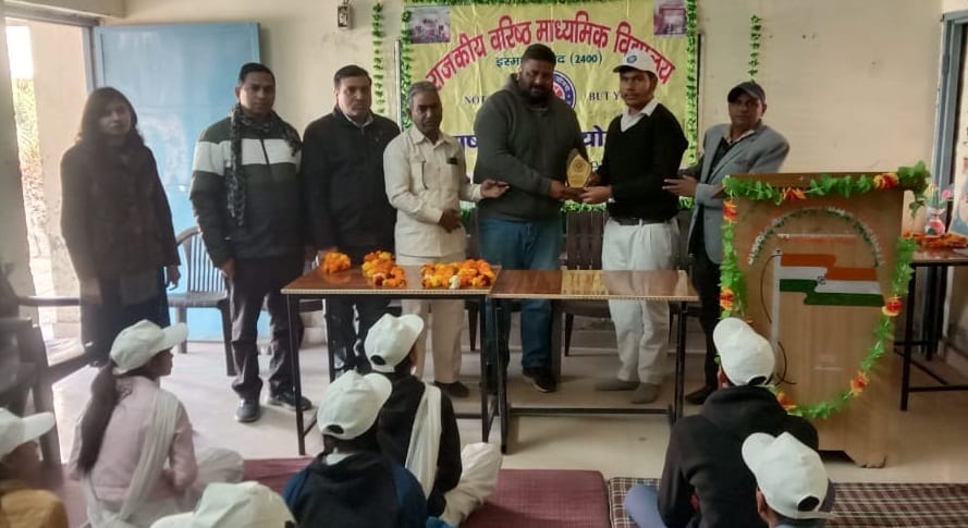Razia and Ravi Kumar received the best volunteer award