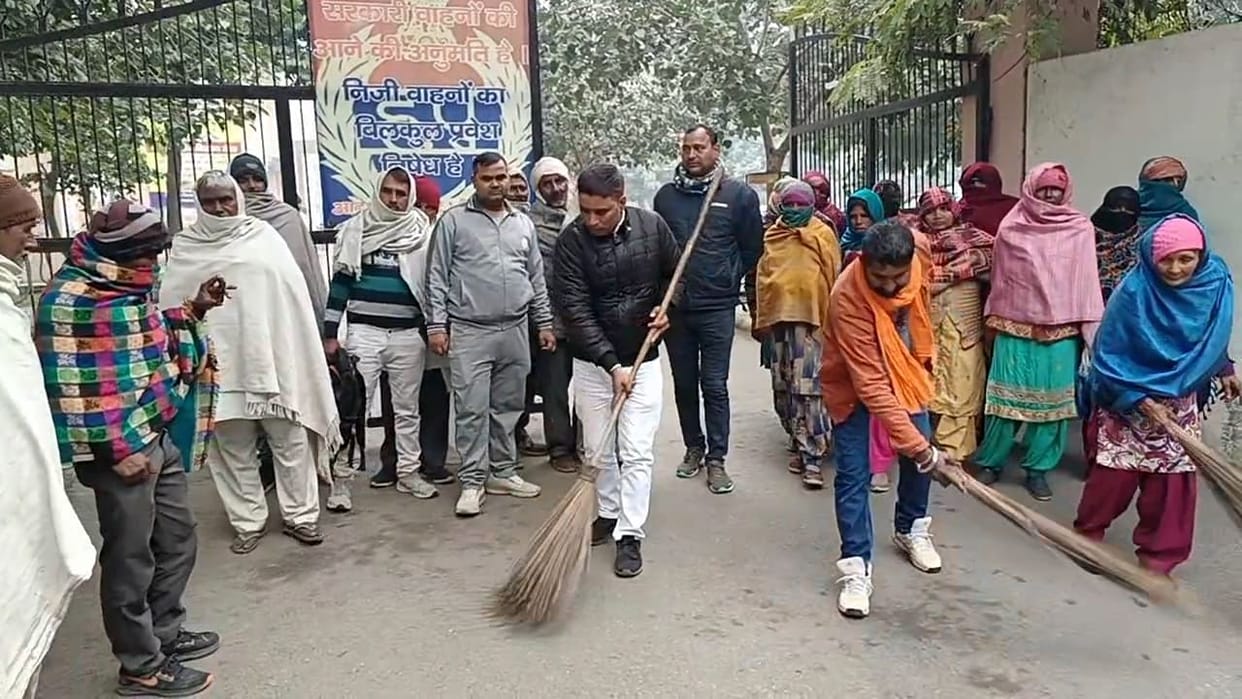 Unique demonstration: Villagers swept the protest site and demanded possession of their plots.