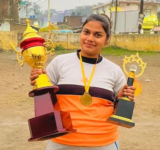 Varsha of Kashipur gets gold medal in tennis ball.
