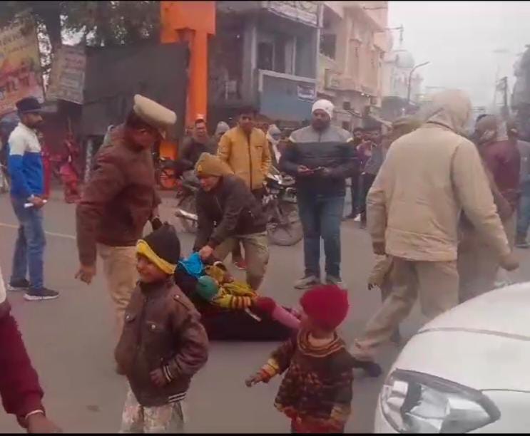 Police dragged the woman protesting on the road by holding her hand