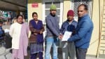 लोहाघाट में तहसीलदार को ज्ञापन सौंपते इसाई समुदाय के लोग। संवाद