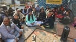 धरने पर बैठे कानूनगो व पटवारी को समर्थनदेते कांग्रेसी नेता मास्टर सतबीर रतेरा।