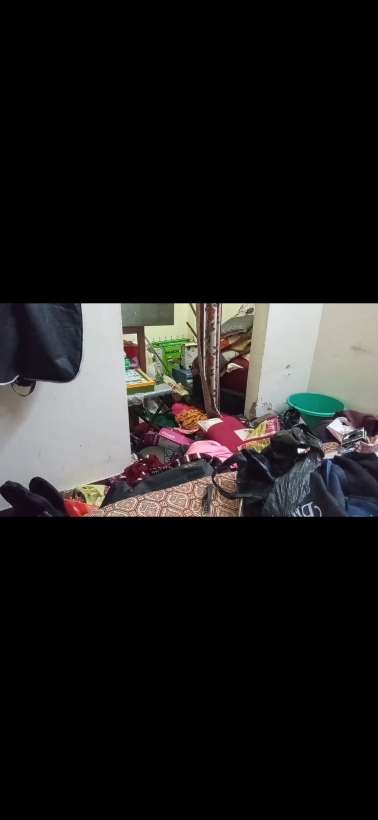 20 thousand rupees and jewelery stolen by breaking the lock of the house