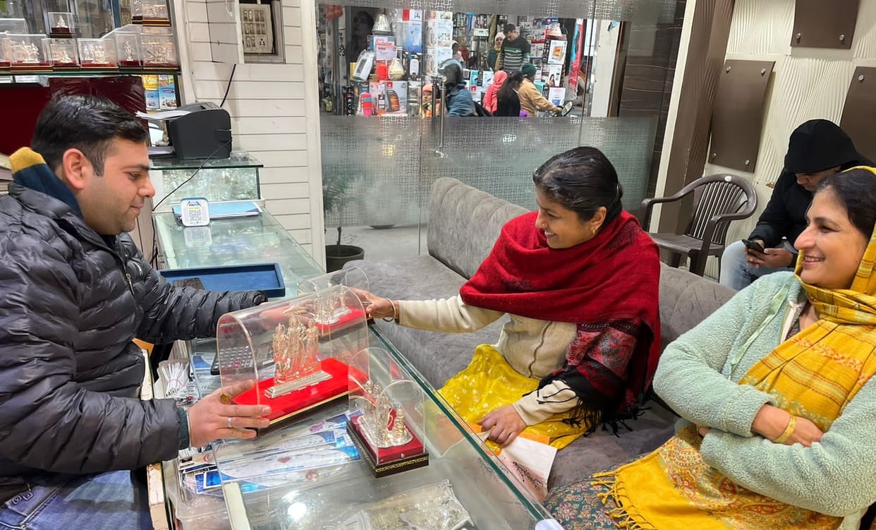 Demand for Ram Darbar, flags and statues increased in the market