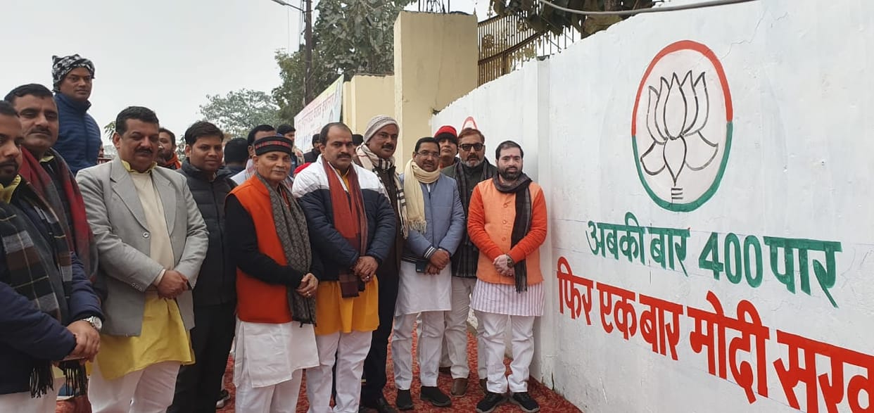 The minister in charge made a lotus flower on the wall with a paintbrush.