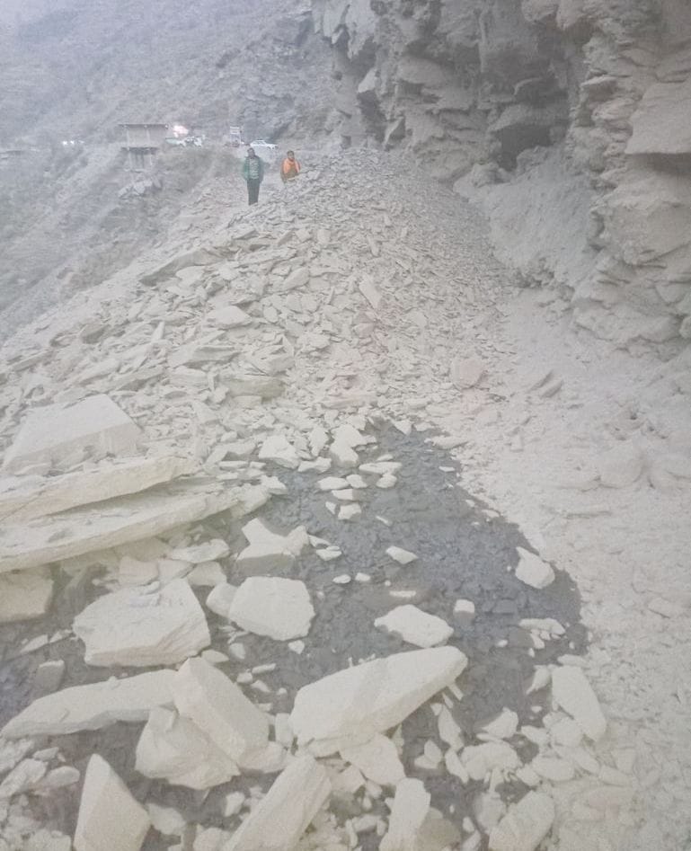 Travel on Teesa-Bairagadh road becomes dangerous due to mountain cracking near Tarwai