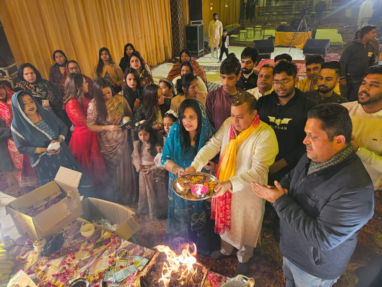 Hold my hand, dark-skinned...Shyampremi danced on the bhajan.
