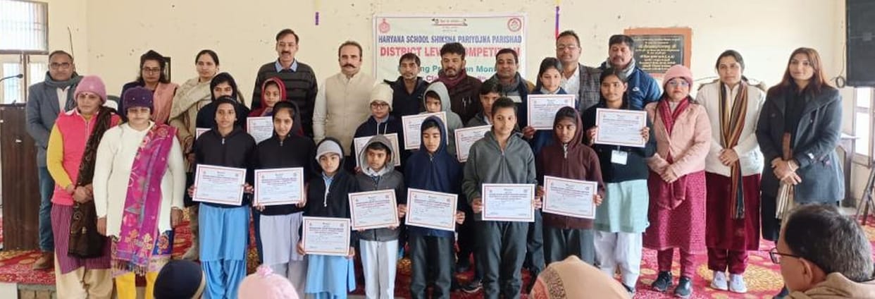 Spelling of difficult words was explained easily, Riya, Vidhi and Yashika became winners in the competition.