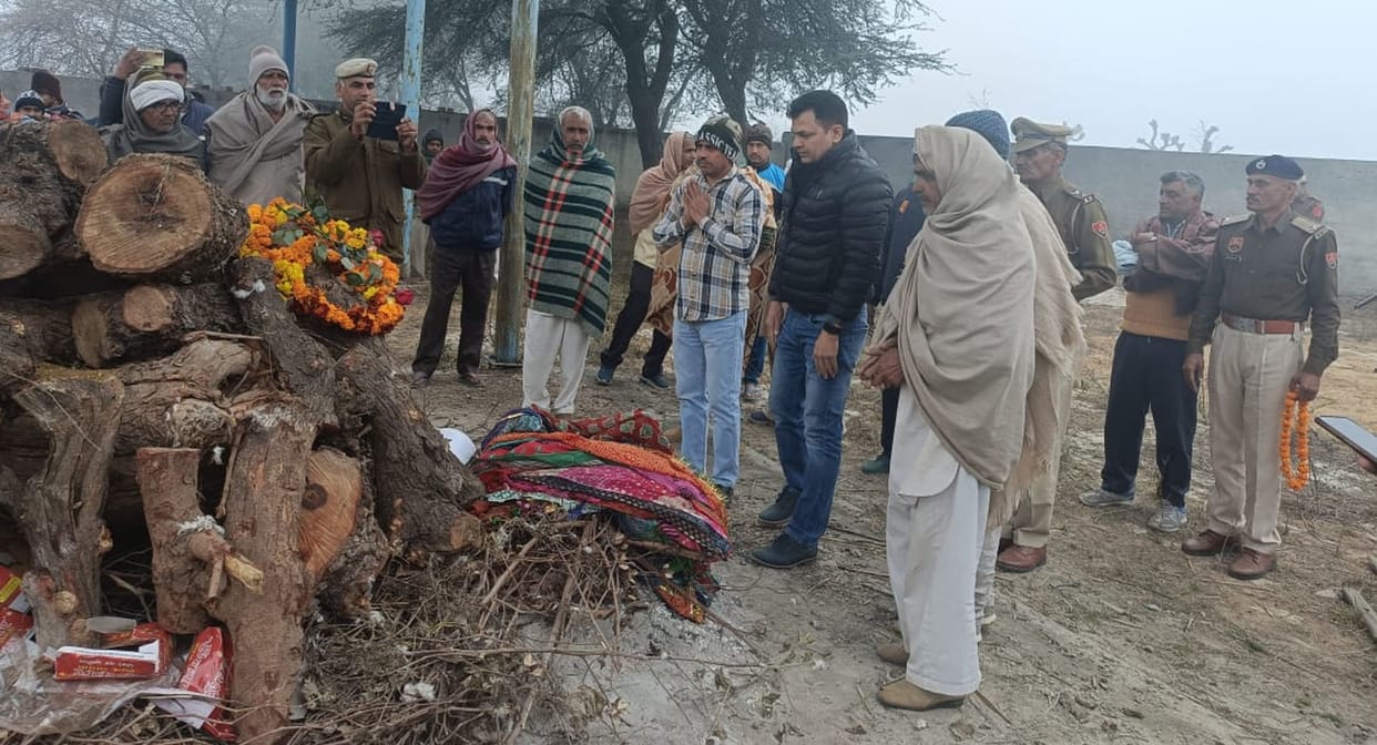 Freedom fighter's 87-year-old wife passes away, cremated with state honours.