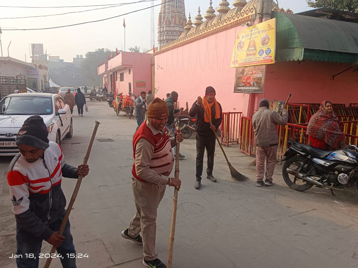 Cleaning workers started cleaning campaign in temples