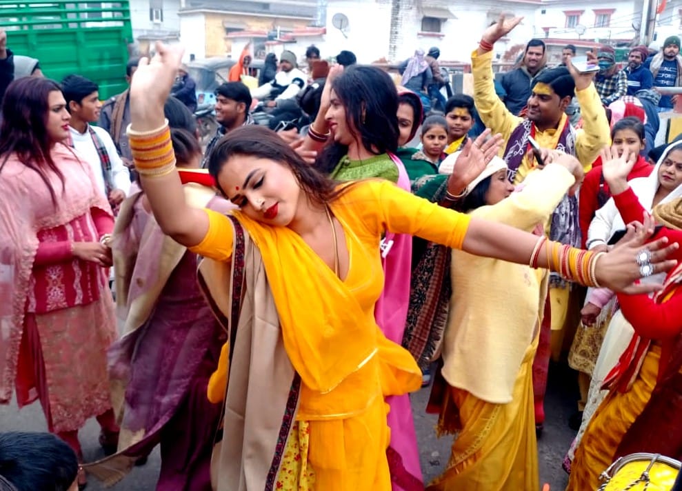 Mangalamukhi distributed Akshat while dancing and singing