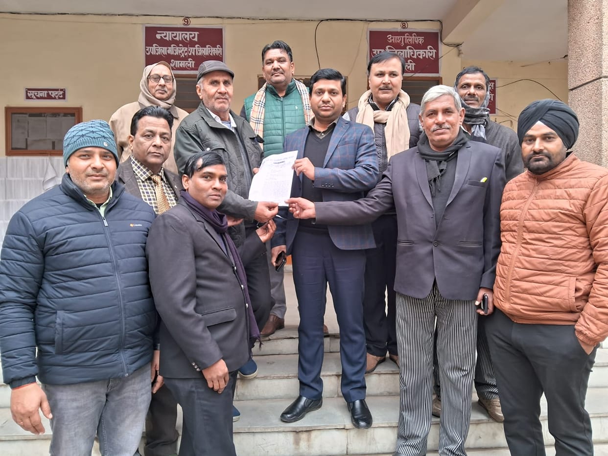 Memorandum submitted to SDM for establishment of High Court bench