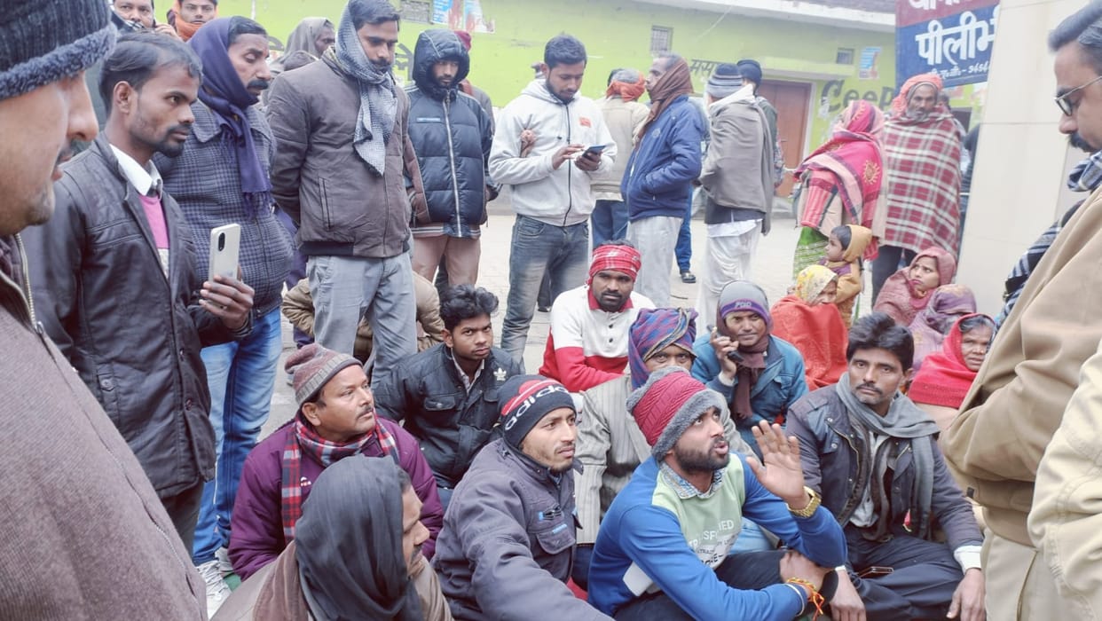 Angry businessmen staged a protest at the police station gate due to non-recovery of tent goods.