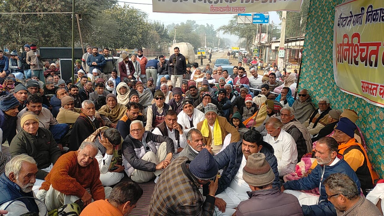 Shopkeepers kept shops closed for two hours in Chopta, raised slogans against the administration