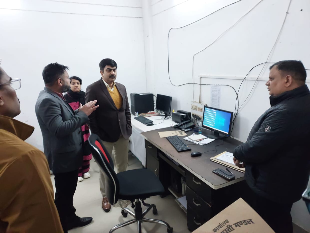 comissioner inspected voter registration center