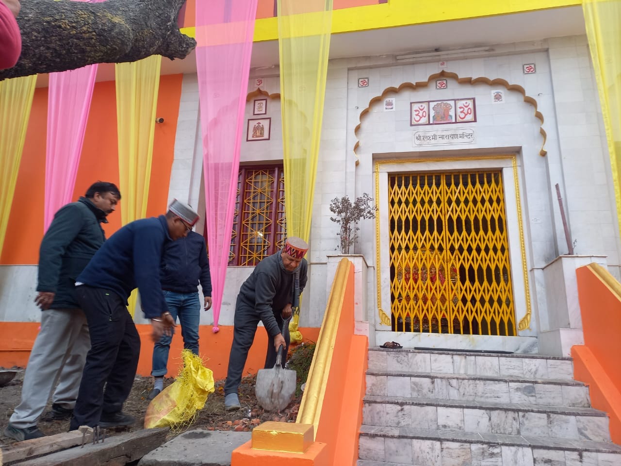 bjp organised safai abhiyaan in temples
