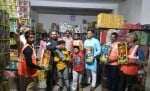 बिजनौर में आतिशबाजी खरीदते बच्चे व बडे।