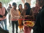 गांव ढऱाणा में स्थित राजकीय वरिष्ठ माध्यमिक विद्यालय में आयोजित कार्यक्रम का शुभारंभ करती अतिथ