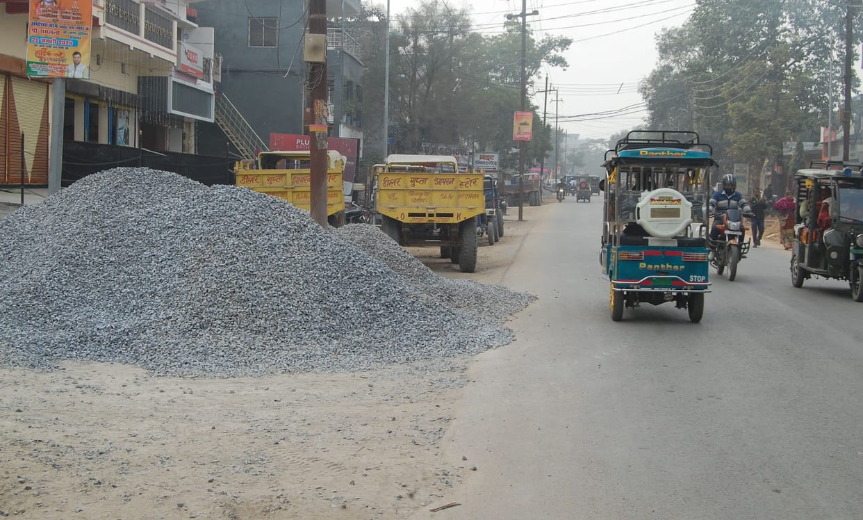 Due to encroachment on Bhikhampur road, there is jam every day, people are worried.