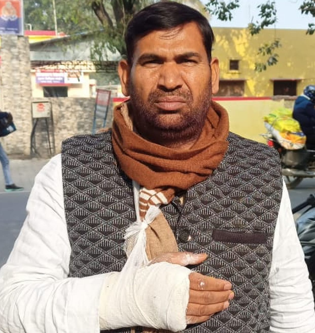 District President of Minority Morcha entered the shop and was beaten and threatened.