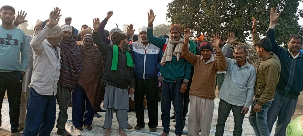 Farmers' uproar over price reduction at Inayatpur sugarcane purchasing center