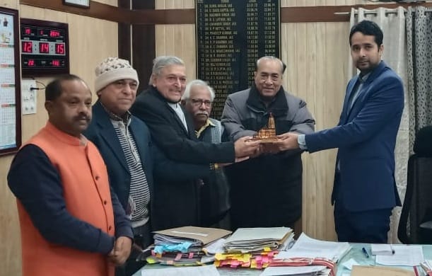 Senior Citizen Forum workers gave the statue of Ram temple to Deputy Commissioner Shantanu