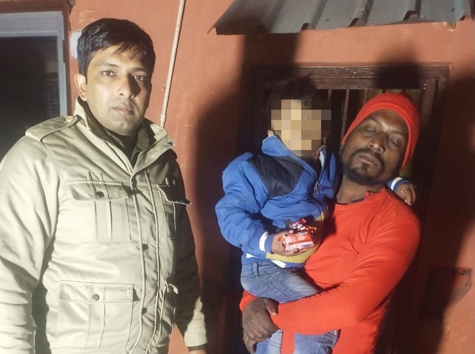 Police reunited the child found abandoned with his family.