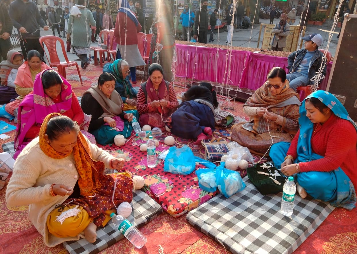 Ram bhajan echoed in Manali, wicks made for lamps