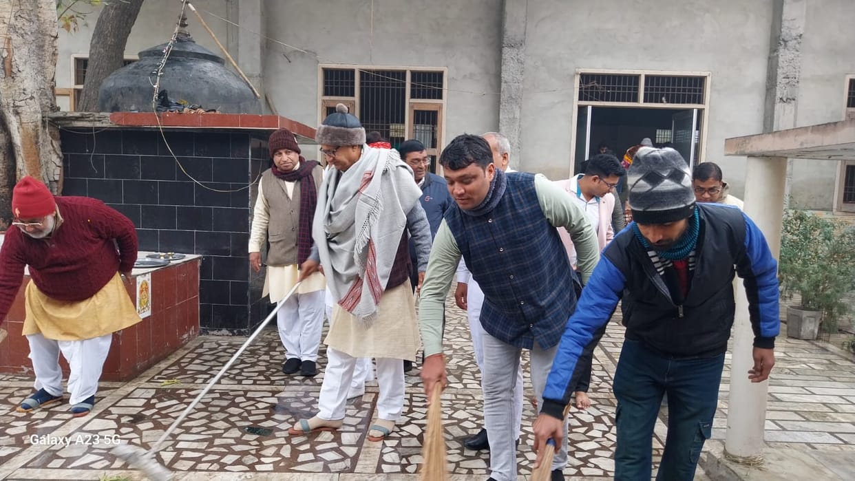Cleaning campaign started in Sheetalpuri temple under the leadership of Rajya Sabha member Jangra