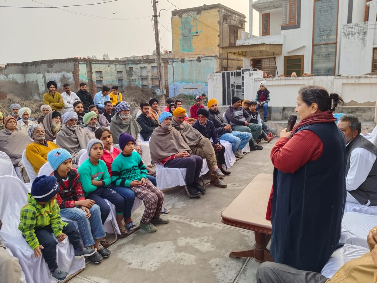 Mayor distributed bicycles to students