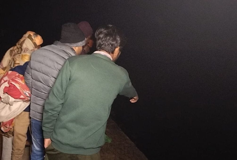 Fell into western Yamuna canal along with street vendor, search continues